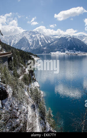 Lake Achensee genannt oft den Fjord der Alpen - schön zu jeder Zeit des Jahres, VL zwischen Winter und Frühling. Stockfoto