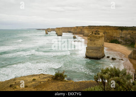Blick auf die Kalksteinstapel der zwölf Apostles entlang der Great Ocean Road, Victoria, Australien. Stockfoto