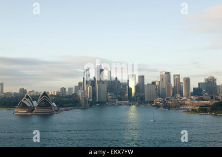 Blick auf Circular Quay und Sydney Opera House in den frühen Morgenstunden 2015 Stockfoto