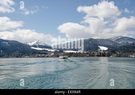 Am Ende des Winters mit einem Ausflugsschiff, überqueren den See Tegernsee Stockfoto