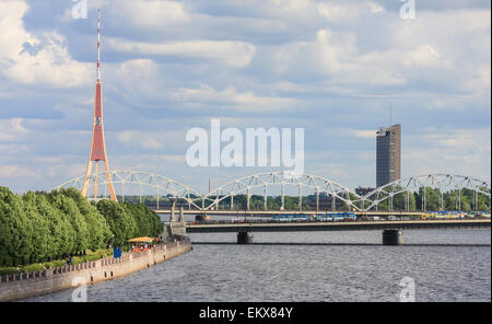 Eisenbahnbrücke und TV Turm in Riga, Lettland, am Fluss Daugava. Stockfoto