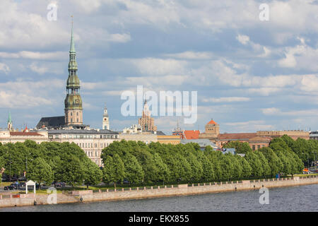 Blick auf die alte Kirchtürme von Riga, Lettland, am Fluss Daugava. Stockfoto