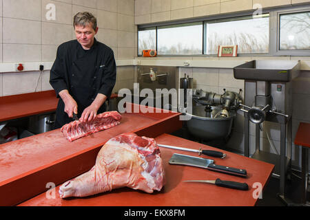 Metzger / Fleisch Kutter bereitet ur Kürzungen in verschiedenste kleinere Segmente für den Einzelhandel Stockfoto