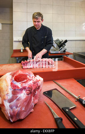 Metzger / Fleisch Kutter bereitet ur Kürzungen in verschiedenste kleinere Segmente für den Einzelhandel Stockfoto