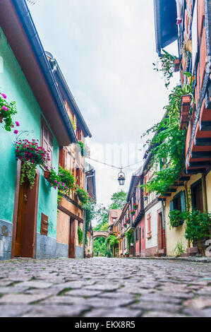 Gasse mit bunten Häusern im Elsass Stockfoto