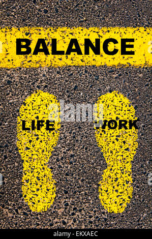 Work Life Balance-Nachricht. Konzeptbild mit gelber Farbe Spuren auf der Straße vor horizontale Linie über asphalt Stockfoto