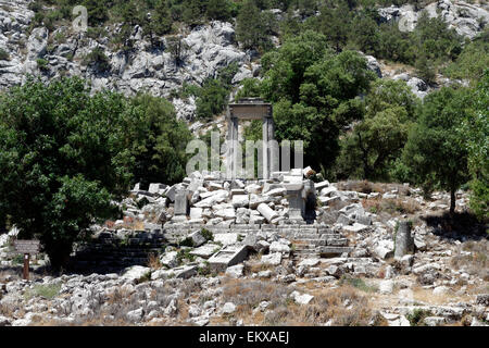 Blick auf das Propylon und Tempel der Artemis und Hadrian mit seinem ständigen Portal. Termessos, Türkei. Stockfoto