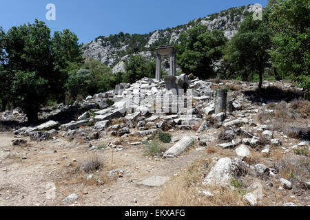 Blick auf das Propylon und Tempel der Artemis und Hadrian mit seinem ständigen Portal. Termessos, Türkei. Stockfoto