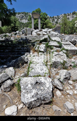 Blick auf das Propylon und Tempel der Artemis und Hadrian mit seinem ständigen Portal. Termessos, Türkei. Stockfoto