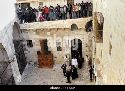 Jerusalem, Jerusalem, Palästina. 13. April 2015. Kim Kardashian, betritt ein US-Wirklichkeit Fernsehapparat Stern Armenisch St. James Kathedrale in Jerusalem Montag, 13. April 2015. In einen kurzen Besuch in Jerusalem, amerikanischen Reality-TV-star Kim Kardashian und Rapper West hatte ihr Kleinkind Tochter, Nord-West, getauft am Montag um ein 12. Jahrhundert armenische Kirche in der Altstadt © Saeb Awad/APA Bilder/ZUMA Draht/Alamy Live News Stockfoto