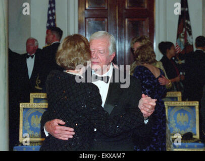 Eine Archiv Bild, datiert 9. November 2000, zeigt ehemalige US-Präsident Jimmy Carter Tanz mit seiner Frau Rosalynn im Foyer des weißen Hauses an den 200. Geburtstag des weißen Hauses Dinner in Washington, DC Credit: Ron Sachs/CNP - NO-Draht-Dienst - Stockfoto