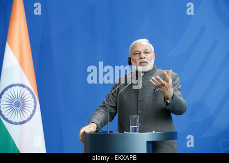 Berlin, Deutschland. 14 Apr, 2015. indische Ministerpräsident Narendra Modi, und der deutschen Bundeskanzlerin Angela Merkel während einer gemeinsamen Pressekonferenz im Kanzleramt in Berlin, Deutschland am 14. April 2015. /Bild: Narendra Modi, Ministerpräsident von Indien während der Pressekonferenz neben Merkel in Berlin. Quelle: reynaldo Chaib paganelli/alamy leben Nachrichten Stockfoto