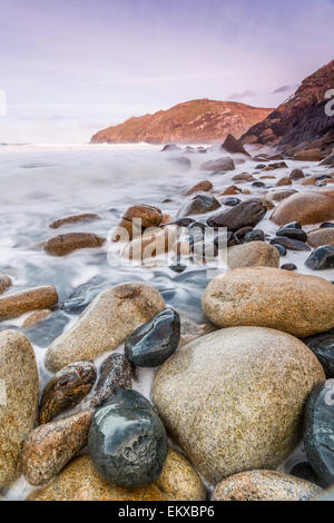 Porth ledden Kieselsteine in Cornwall England UK. Wunderschöne Lage auf der südwestlichen Küste Stockfoto