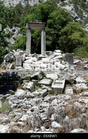 Blick auf das Propylon und Tempel der Artemis und Hadrian mit seinem ständigen Portal. Termessos, Türkei. Stockfoto