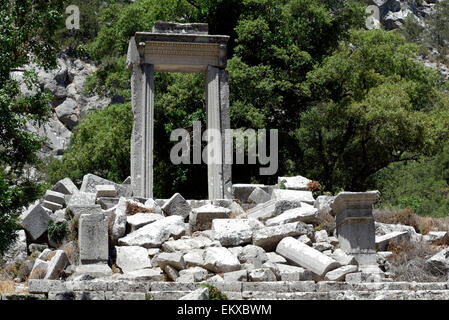 Blick auf das Propylon und Tempel der Artemis und Hadrian mit seinem ständigen Portal. Termessos, Türkei. Stockfoto