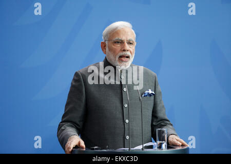 Berlin, Deutschland. 14 Apr, 2015. indische Ministerpräsident Narendra Modi, und der deutschen Bundeskanzlerin Angela Merkel während einer gemeinsamen Pressekonferenz im Kanzleramt in Berlin, Deutschland am 14. April 2015. /Bild: Narendra Modi, Ministerpräsident von Indien während der Pressekonferenz neben Merkel in Berlin. Quelle: reynaldo Chaib paganelli/alamy leben Nachrichten Stockfoto