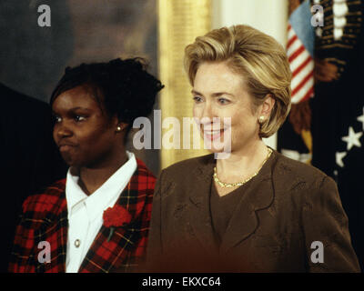 Eine Archiv Bild, datiert 24. November 1998, US-Präsident Bill Clinton und erste Dame Hillary Rodham Clinton eine Veranstaltung im East Room des weißen Hauses befürworten erweiterte Nutzung des Internets, Adoptionen in Washington, DC von links nach rechts zu platzieren: Charday Mays und die First Lady. Bildnachweis: Ron Sachs/CNP - kein Draht-Dienst- Stockfoto