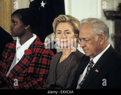 Eine Archiv Bild, datiert 24. November 1998, US-Präsident Bill Clinton und erste Dame Hillary Rodham Clinton eine Veranstaltung im East Room des weißen Hauses befürworten erweiterte Nutzung des Internets, Adoptionen in Washington, DC von links nach rechts zu platzieren: Charday Mays; die First Lady; und Dave Thomas, Gründer von Wendy's. Bildnachweis: Ron Sachs/CNP - kein Draht-Dienst- Stockfoto