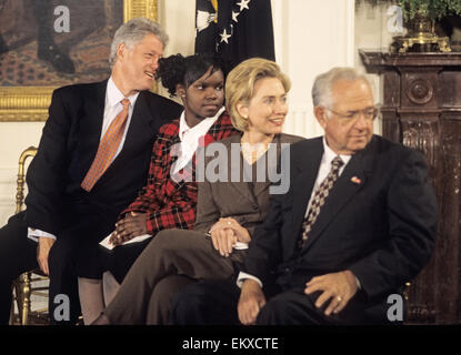 Eine Archiv-Bild vom 24. November 1998, zeigt US-Präsident Bill Clinton und erste Dame Hillary Rodham Clinton eine Veranstaltung im East Room des weißen Hauses befürworten erweiterte Nutzung des Internets zu Adoptionen in Washington, DC von links nach rechts: Präsident Clinton; Charday Mays; die First Lady; und Dave Thomas, Gründer von Wendy's. Bildnachweis: Ron Sachs/CNP - kein Draht-Dienst- Stockfoto