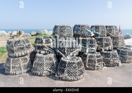 Hummer-Töpfe gestapelt am Strand in der Fischerei Dorf von Beesands in Devon Stockfoto