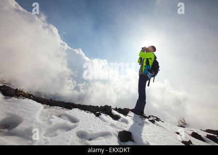 Schnee Vulkan Ätna ist ein aktiver Stratovulkan auf der Ostküste von Sizilien, Italien Stockfoto