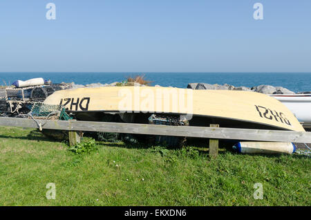 Umgedrehten kleinen hölzernen Fischerboot in Strandnähe am Beesands im Bereich South Hams von Devon Stockfoto