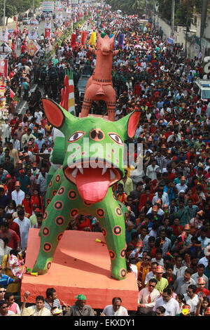 Dhaka, Bangladesch. 14. April 2015. Bangladeshi Menschen während eines bunten, Bengali neues Jahr 1422 begrüßen zu dürfen. Tausende haben auf den Straßen, Parks und geöffnete Räume seit dem Morgen, erwies sich als der Tag ein Feiertag ist. © Zakir Hossain Chowdhury/ZUMA Draht/Alamy Live-Nachrichten Stockfoto