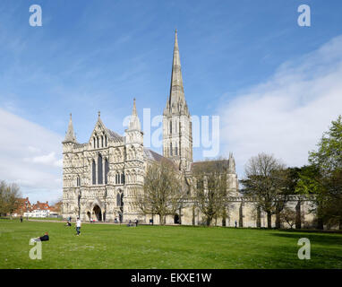 Menschen entspannen auf dem Gelände der Kathedrale an einem Frühling Nachmittag in Salisbury, Wiltshire, England Stockfoto