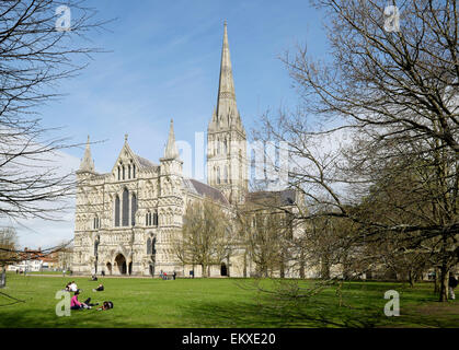 Menschen entspannen auf dem Gelände der Kathedrale an einem Frühling Nachmittag in Salisbury, Wiltshire, England Stockfoto