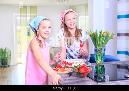 Teenager-Mädchen Backen einen Kuchen zu Hause Stockfoto