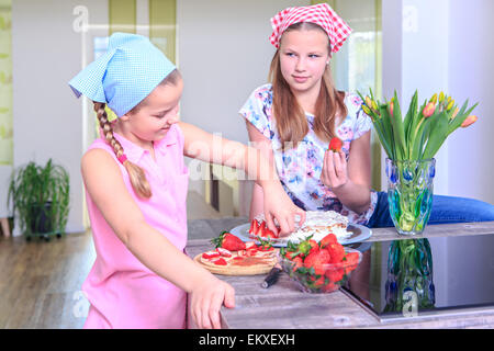 Teenager-Mädchen Backen einen Kuchen zu Hause Stockfoto