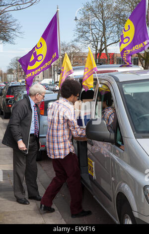 Southport, Merseyside, UK, 14. April 2015. UKIP Southport für Neil Hamilton, die UKIP Stellvertretender Vorsitzender (bisher eine umstrittene Konservativ MP Wer ist den Mitgliedern vor der Wahl treffen in den Royal Clifton Hotel statt Adresse vorbereiten. Stockfoto