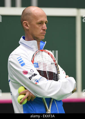 Ostrava, Tschechische Republik. 14. April 2015. Tschechische Tennis nicht spielenden Kapitän Petr Pala beobachten seinen Spielern während der Trainingseinheit vor dem Halbfinalspiel der Welt Gruppe Fed Cup Tschechische Republik vs. Frankreich in Ostrava, Tschechische Republik, 14. April 2015. Die Tschechische Republik-Frankreich Fed-Cup-am 18. April Spiel und 19. in Ostrava, Tschechische Republik. Bildnachweis: CTK/Alamy Live-Nachrichten Stockfoto