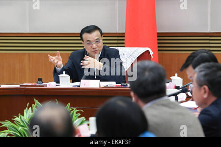 Peking, China. 14. April 2015. Der chinesische Ministerpräsident Li Keqiang präsidiert ein Symposium zur aktuellen wirtschaftlichen Situation in Peking, Hauptstadt von China, 14. April 2015. © Ding Lin/Xinhua/Alamy Live-Nachrichten Stockfoto