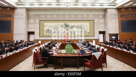 Peking, China. 14. April 2015. Der chinesische Ministerpräsident Li Keqiang präsidiert ein Symposium zur aktuellen wirtschaftlichen Situation in Peking, Hauptstadt von China, 14. April 2015. © Ding Lin/Xinhua/Alamy Live-Nachrichten Stockfoto