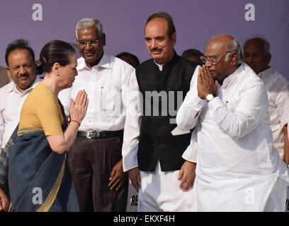 Neu-Delhi, Indien. 14. April 2015. Indiens Präsident des Kongresses Party Sonia Gandhi (L, vorn) tauscht Grüße mit Parteichef Mallikarjun Kharge (1. R, vorne) wie sie im indischen Parlament House zu Ehren Dr. B. R. Ambedkar auf seinem 124. Geburtstag in New Delhi, Indien, 14. April 2015 kommt. Bildnachweis: Partha Sarkar/Xinhua/Alamy Live-Nachrichten Stockfoto