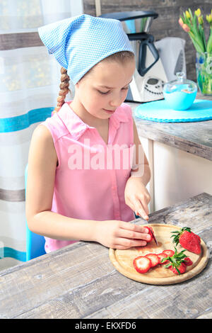 Teenager-Mädchen Backen einen Kuchen zu Hause Stockfoto