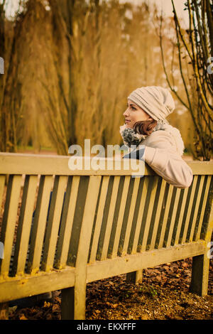 Frau sitzt auf der Bank Stockfoto