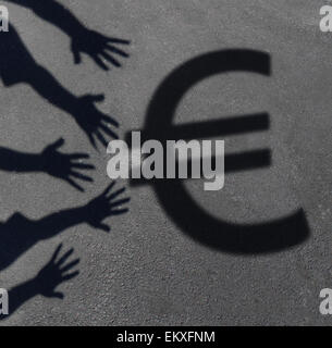 Euro-Nachfrage als die Schlagschatten einer Gruppe von Händen, die Annäherung an die Europäische Währungssymbol als eine finanzielle und Business Konzept oder Geld Finanzierungsfragen und wirtschaftlichen Symbol greifen. Stockfoto