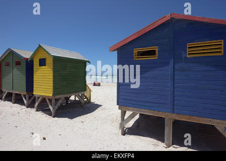 paar, sitzen vor bunten Baden-Boxen am Strand von St. James, Südafrika Stockfoto