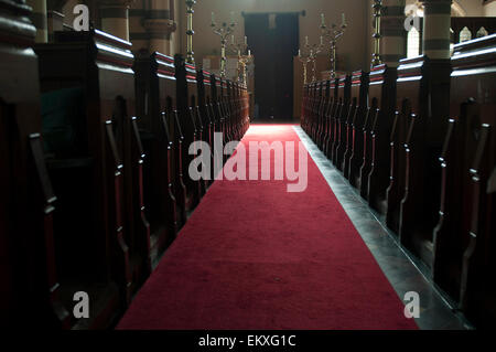 Der Gang und die Kirchenbänke, St.-Petri Kirche, Clearwell, Gloucestershire, England, UK Stockfoto