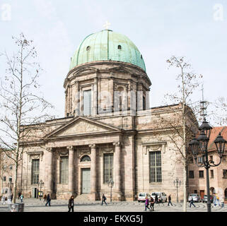 Nürnberg, Deutschland - APRIL 9: Tourist bei der Kirche St. Elisabeth in Nürnberg, Deutschland am 9. April 2015. Die Kirche weihen Stockfoto