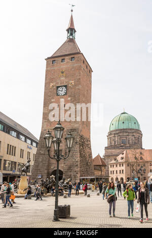 Nürnberg, Deutschland - APRIL 9: Tourist in der Weisser Turm Tower in Nürnberg, Deutschland am 9. April 2015. Stockfoto