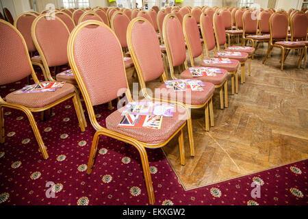 Southport, Merseyside, England.  14. April 2015. Die UKIP Southport vorbereiten Neil Hamilton, UKIP stellvertretender Vorsitzender (zuvor eine umstrittene konservative Wartungstafel, die Adresse vor den Wahlen Mitgliederversammlung statt in das Royal Clifton Hotel ist. Stockfoto