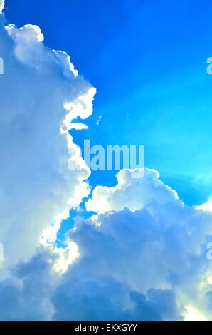 Geschwollenen Wolken mit Sonnenstrahlen scheint aber Stockfoto