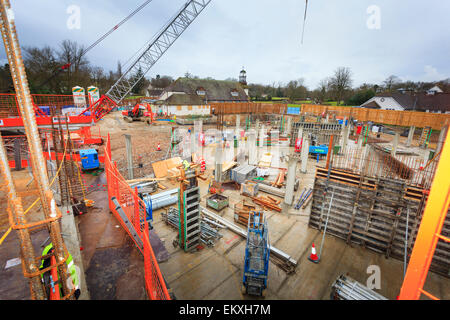 Blick hinunter auf Geschäftshaus Baustelle mit Kran Stockfoto