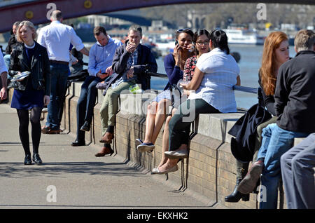 London, UK. 14. April 2015. Menschen machen das Beste aus der Sonne - die South Bank, in der Nähe des Nationaltheaters Stockfoto