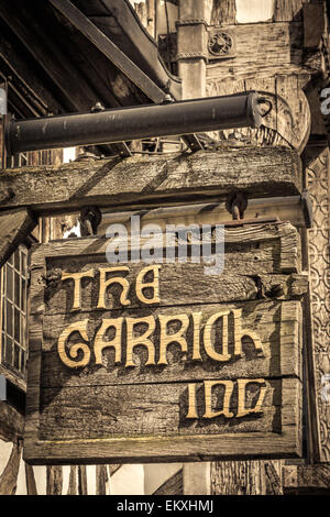 Das Schild über dem Eingang zum Garrick Inn, Stratford-Upon-Avon in England. Stockfoto