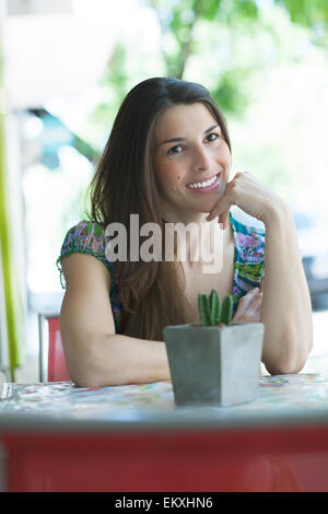 Junge Latin-Frau an street bar Stockfoto