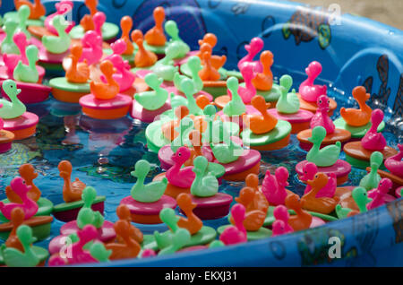 Ein Ringwurfstand Spiel auf einem Karneval auf halbem Weg schwimmt Gummienten in ein Planschbecken. Stockfoto